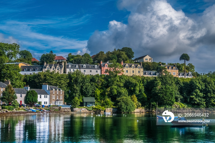 Portree (Port Rìgh), a charming fishing harbor and the largest settlement on the Isle of Skye in the Inner Hebrides of Scotland.