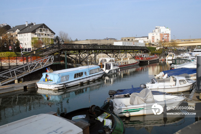 Ville de Nogent-sur-Marne, le port de plaisance (capacité de 170 anneaux) et la Passerelle des Arts (1804), département du Val de Marne, France