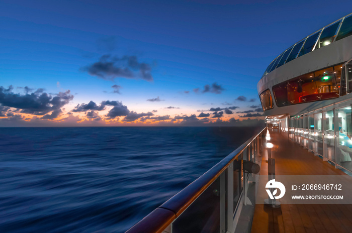 Vue du pont promenade d’un navire de croisière pendant la navigation.