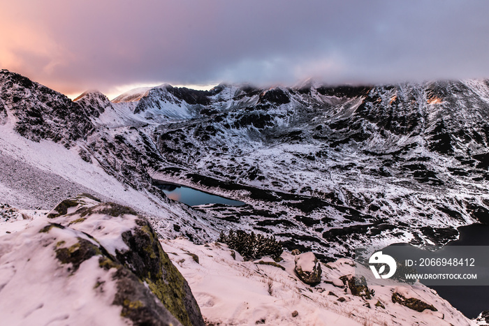 Panorama na stawy. Góry. Zachód słońca. Szczyty we mgle. Tatry. Polska. Widok na Dolina Pięciu Stawów.