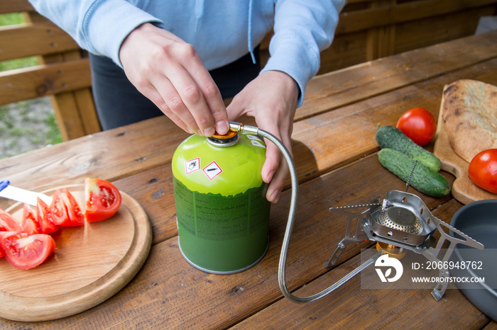 the process of using a gas tourist cylinder for cooking