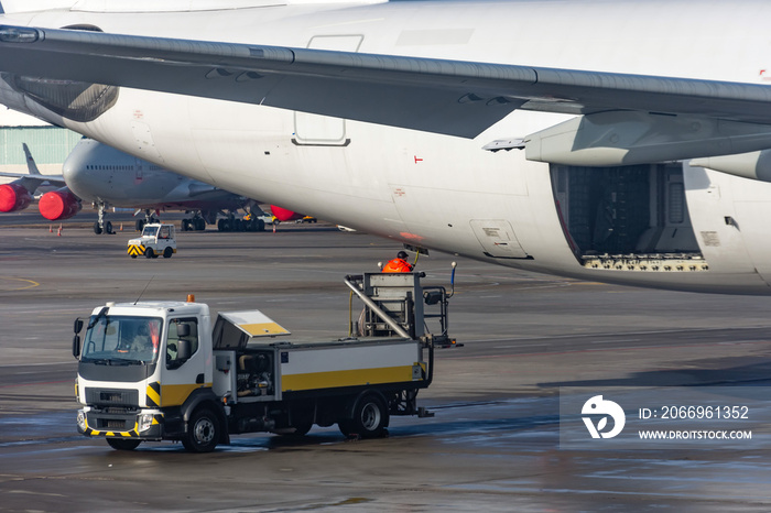 Passenger toilets waste pumping machine, aircraft cesspool machine.