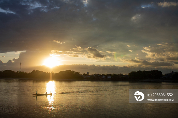 Atardecer en los llanos orientales, Arauquita Arauca, en el rio Arauca.