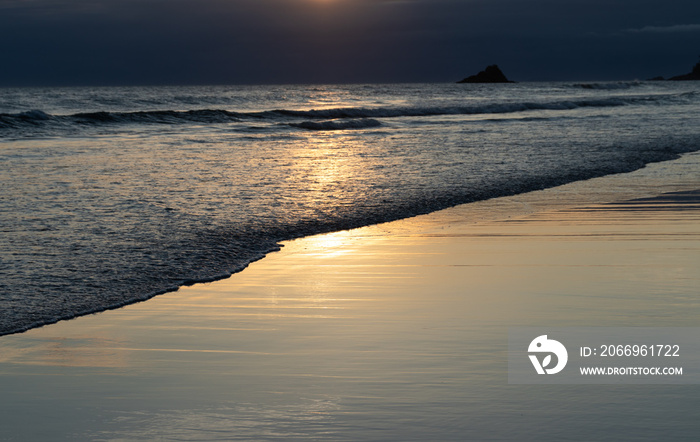 pôr-do-sol na praia no verão nas férias