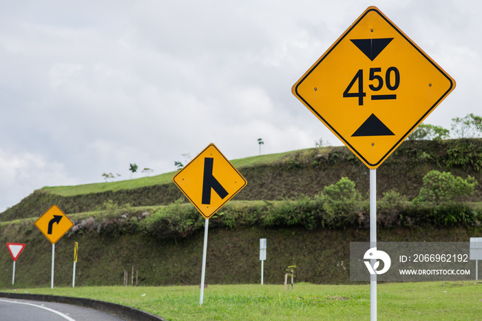 señales de transito en carretera indicando precaución