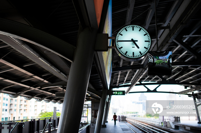 train station clock time