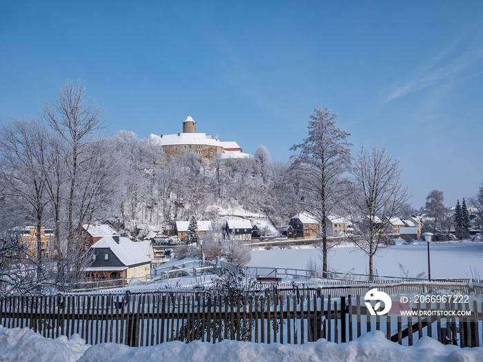 Blick auf die Burg Schönfels in einer Winterlandschaft