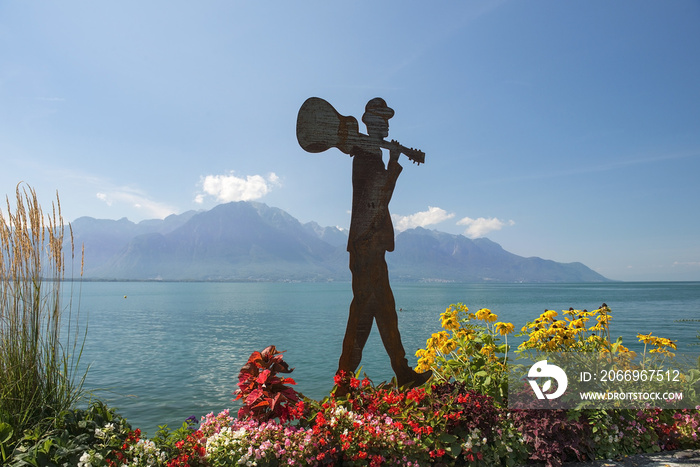 modern sculpture on the shores of Lake Geneva