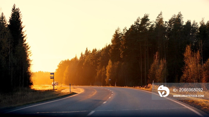 Finnische Straße bei Sonnenuntergang