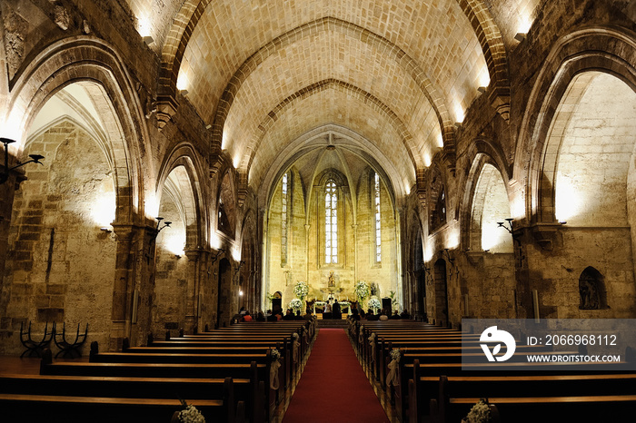 Interior de iglesia católica durante celebración de boda