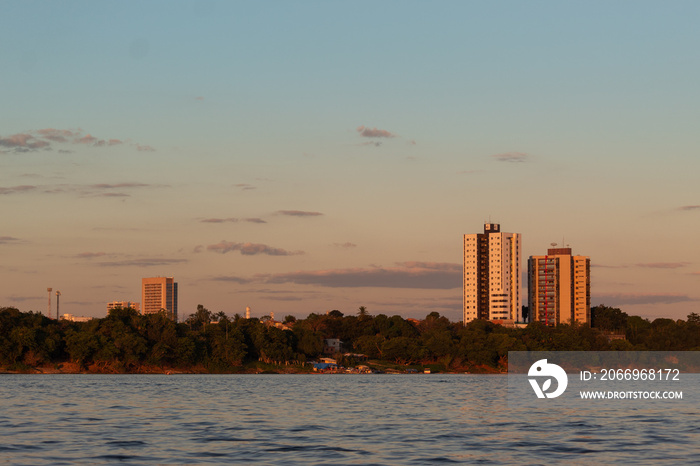 Edifícios nas margens do Rio Tocantins, em Imperatriz - Maranhão