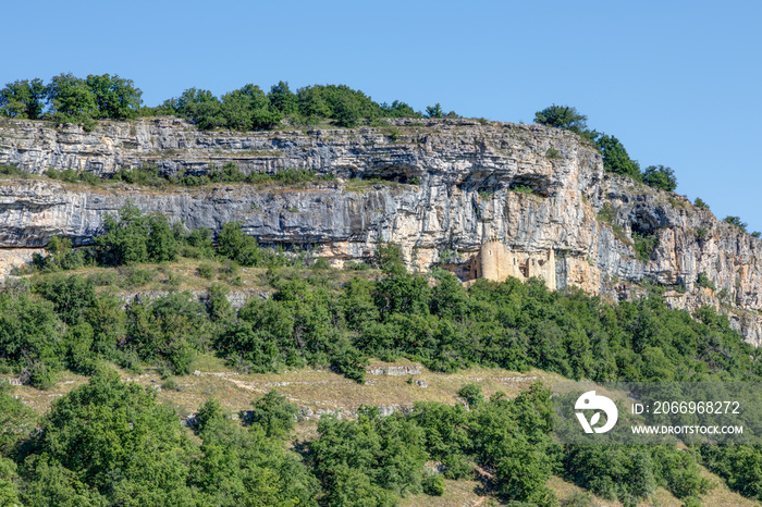 Vue sur la falaise avec le château des anglais à Autoire dans le département du Lot en région Occitanie