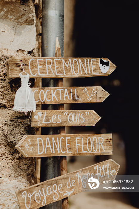 Décoration de mariage en bois