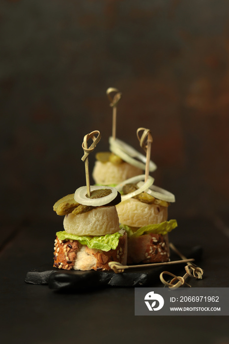 vegetarisches Fingerfood mit Harzer Käse, Gewürzgurke und Zwiebelringen