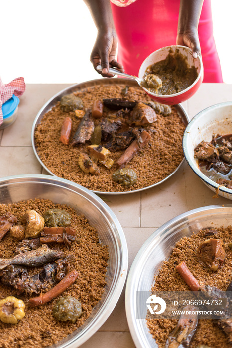 Preparazione cous cous con verdure e carne, Tiebu Yapp. Kaffrine, Senegal