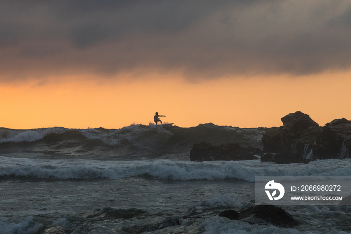 surfer en las rocas de Puerto Escondido, Oaxaca, Mexico