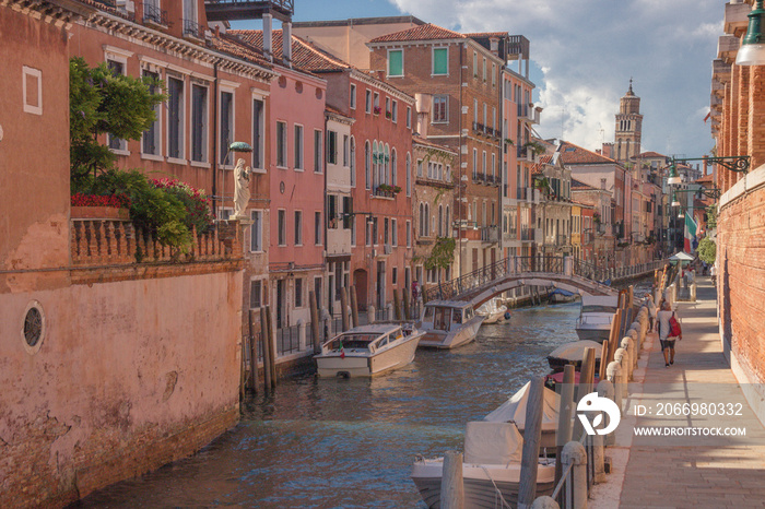 Les canaux de Venise en Italie: bateaux et gondoles sur l’eau