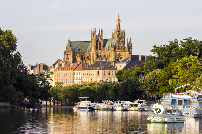 Metz Cathedral seen from afar from the Plan d’Eau, with the boats of the Port du quai des Regates in the foreground