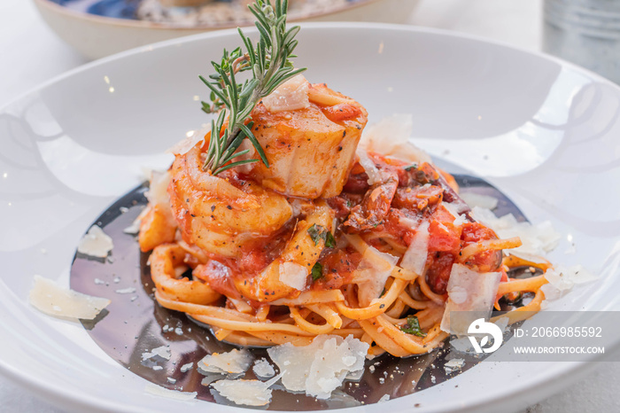 Spaghetti with prawns, sea scallops and parmesan