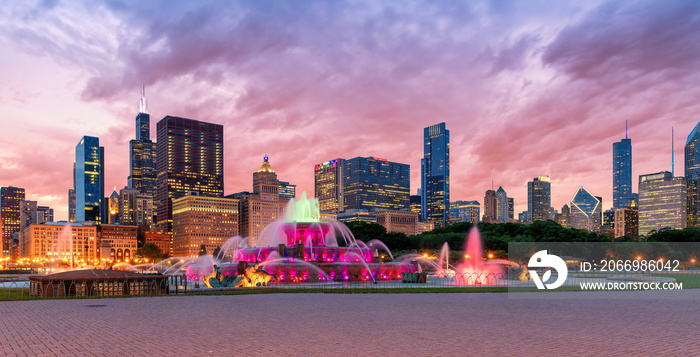 Panoramic view of Chicago City and Buckingham fountain at sunset in Grant Park, Chicago, Illinois
