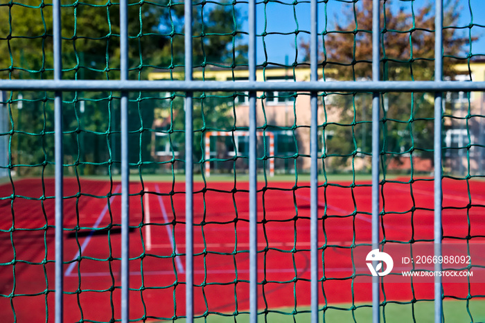 Szkolne boisko . Bramka , piłka nożna . School playground. Goal, football.