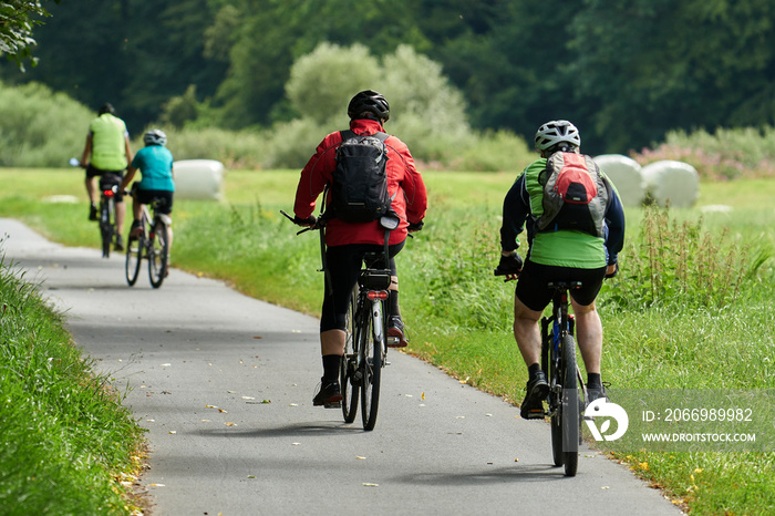 Radfahrer unterwegs auf dem Lahn-Radweg im sonnigen Spätsommer