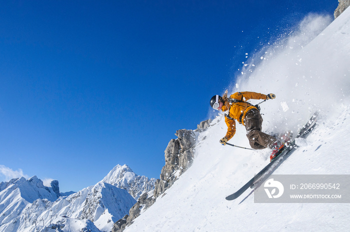 Freeriding am Hafelekar bei Innsbruck - Freerider im Telemark-Stil befährt gekonnt einen steilen Hang in Tirol