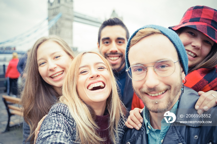 Happy friends caucasian taking selfie. Students having fun with technology trends. Youth, tech and friendship concept - Main focus on bottom girls