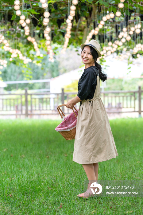 年轻女子在果园采摘葡萄