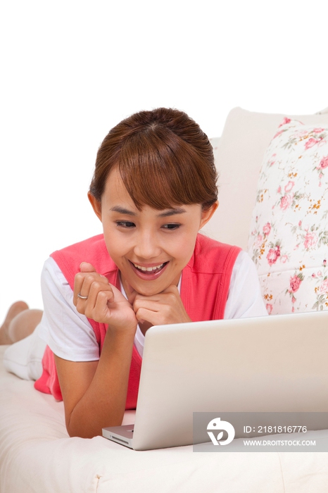 年轻女人使用笔记本电脑