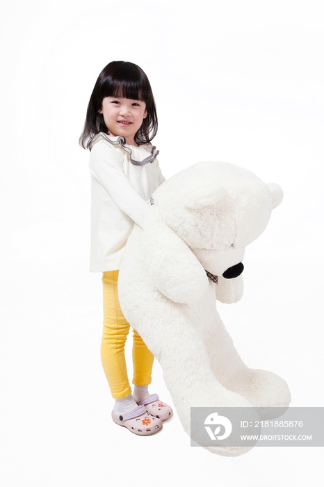 抱着玩具熊的可爱小女孩