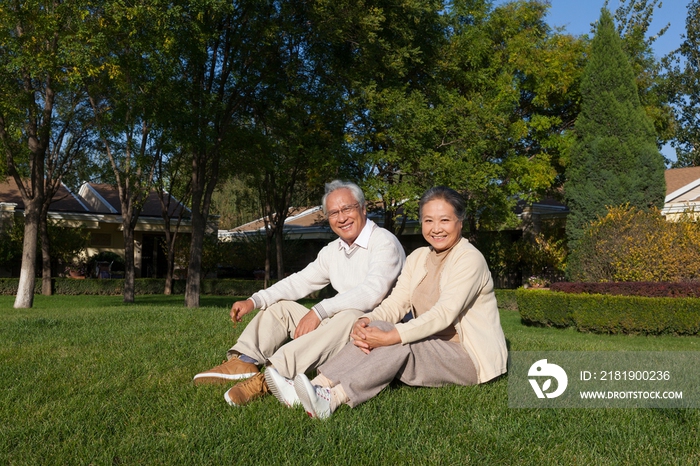 老年夫妻在院子里休息