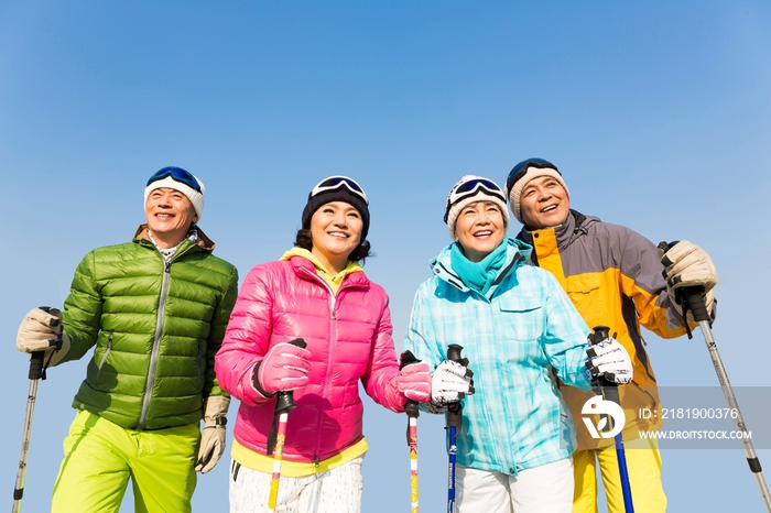 快乐的老年人冬季登山