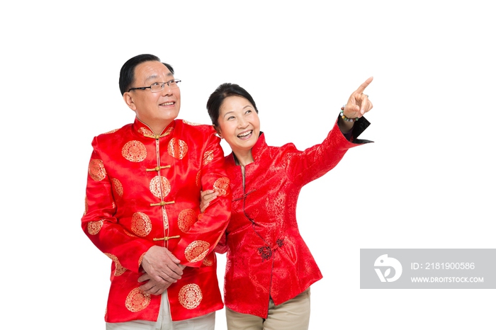 棚拍中国新年快乐的唐装老年夫妻聊天
