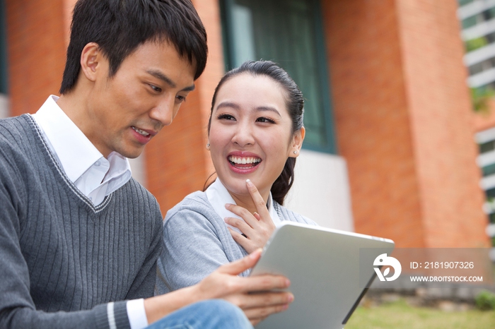 年轻大学生在校园里使用平板电脑