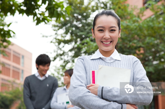 年轻大学生在校园里漫步