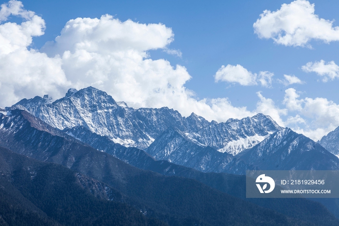 在巴郎山远眺四姑娘山