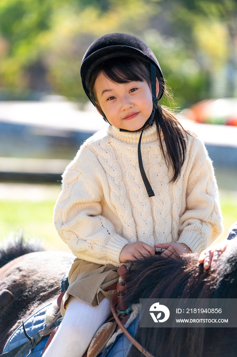 快乐的小女孩骑马