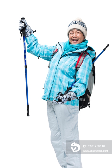 老年女人冬季登山旅行