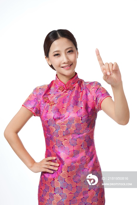 棚拍身穿中国传统服装的年轻女人做手势