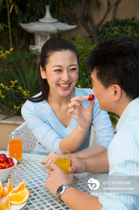 夫妻在院子里吃早餐