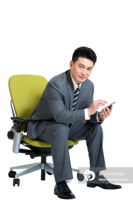 棚拍中年商务男士坐办公椅玩手机