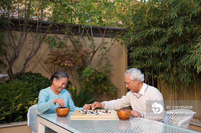 老年夫妻在院子里下棋