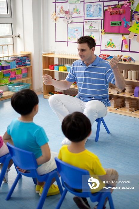 幼儿园外教男老师给小朋友们上课