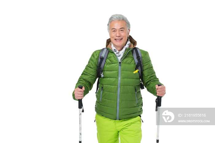 老年男人冬季登山旅行