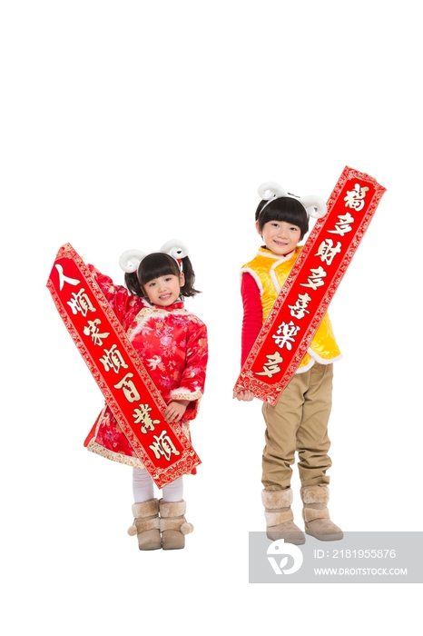棚拍中国新年唐装儿童贴春联