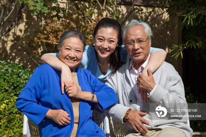 一家人在院子里