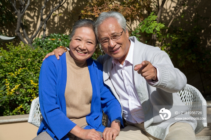 老年夫妻在院子里