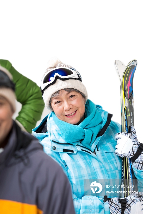 快乐的老年人冬季滑雪