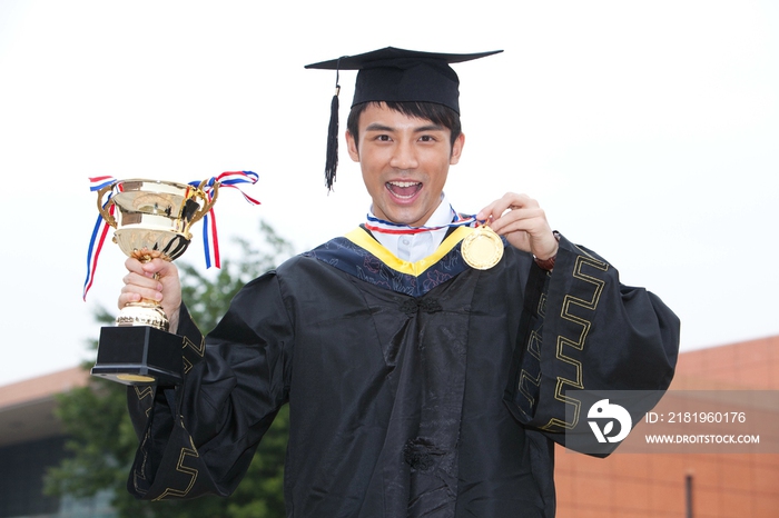 年轻大学生在校园里的毕业典礼